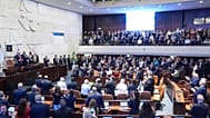 استقبل الرئيس دونالد ترامب بتصفيق حار لدى وصوله لإلقاء كلمة أمام الكنيست، البرلمان الإسرائيلي، يوم الاثنين 13 أكتوبر/تشرين الأول 2025، في القدس. 