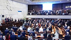 استقبل الرئيس دونالد ترامب بتصفيق حار لدى وصوله لإلقاء كلمة أمام الكنيست، البرلمان الإسرائيلي، يوم الاثنين 13 أكتوبر/تشرين الأول 2025، في القدس. 
