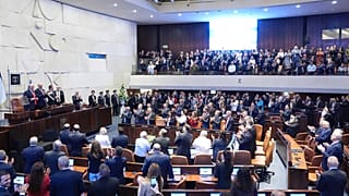 استقبل الرئيس دونالد ترامب بتصفيق حار لدى وصوله لإلقاء كلمة أمام الكنيست، البرلمان الإسرائيلي، يوم الاثنين 13 أكتوبر/تشرين الأول 2025، في القدس. 