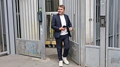 ФАЙЛ - Член партии "Непокорившаяся Франция" Луи Бояр покидает штаб-квартиру партии в понедельник, 8 июля 2024 года, в Париже, Франция.