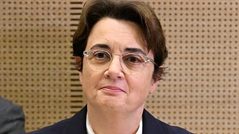 Η Λοράνς ντε Καρ, επικεφαλής του Λούβρου, πριν από ακρόαση ενώπιον της Επιτροπής Πολιτισμού της Γερουσίας, τρεις ημέρες μετά την ιστορική κλοπή των κοσμημάτων.