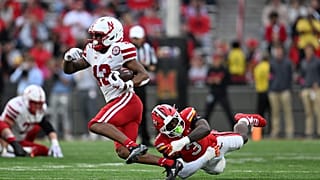 لاعب خط الدفاع لفريق ماريلاند (رقم 3)، يمسك قدم نيزيا هانتر، لاعب خط الهجوم لفريق نبراسكا (رقم 13)، خلال الشوط الثاني من مباراة كرة القدم الجامعية بين الفريقين