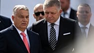 Ungarns Ministerpräsident Viktor Orban, links, und sein slowakischer Amtskollege Robert Fico sprechen miteinander in Esztergom, Ungarn 