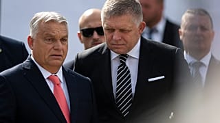 Orbán Viktor miniszterelnök (balra) és szlovák kollégája, Robert Fico beszélgetnek egymással Esztergomban. 