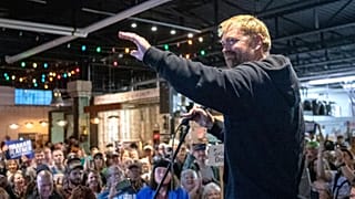 O candidato ao Senado Graham Platner agradece à grande multidão que compareceu na sua assembleia municipal em Portland, 25 de setembro de 2025