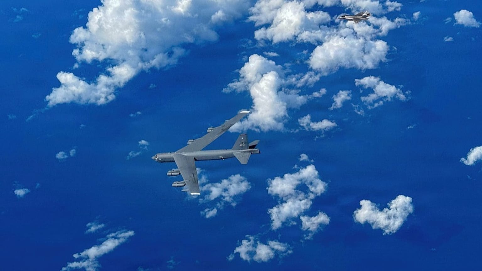 طائرة F-35B من سلاح مشاة البحرية تحلّق إلى جانب قاذفة B-52H الأمريكية.
