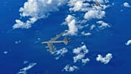 طائرة F-35B من سلاح مشاة البحرية تحلّق إلى جانب قاذفة B-52H الأمريكية.