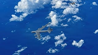 طائرة F-35B من سلاح مشاة البحرية تحلّق إلى جانب قاذفة B-52H الأمريكية.