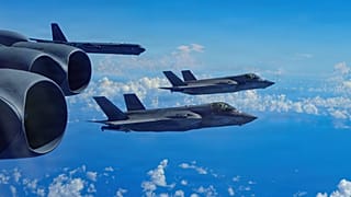 DOSYA: ABD Hava Kuvvetlerine ait bir B-52H Stratofortress bombardıman uçağı, ABD Güney Komutanlığı sorumluluk alanında Deniz Piyadelerine ait F-35B Lightning II uçağı ile birlikte uçuyor, 15 Ekim 2025