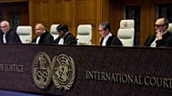  القاضي يوجي إيواساوا، يبدأ قراءة الرأي الاستشاري لمحكمة العدل الدولية بشأن ما يجب على إسرائيل فعله لضمان وصول المساعدات الإنسانية إلى الفلسطينيين هولندا، الأربعاء 22 أكتوبر.