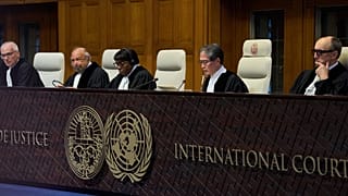  القاضي يوجي إيواساوا، يبدأ قراءة الرأي الاستشاري لمحكمة العدل الدولية بشأن ما يجب على إسرائيل فعله لضمان وصول المساعدات الإنسانية إلى الفلسطينيين هولندا، الأربعاء 22 أكتوبر.