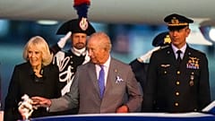 O Rei Carlos III e a Rainha Camilla no aeroporto militar de Ciampino, em Roma (22 de outubro de 2025)