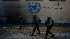Israelische Soldaten beziehen Stellung, als sie während einer Bodenoperation im Gazastreifen das UNRWA-Hauptquartier betreten, 8. Februar 2024