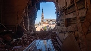 Вид на город через отверстие внутри детского сада, поврежденного в результате атаки российского беспилотника в Харькове, Украина, 22 октября 2025 г.