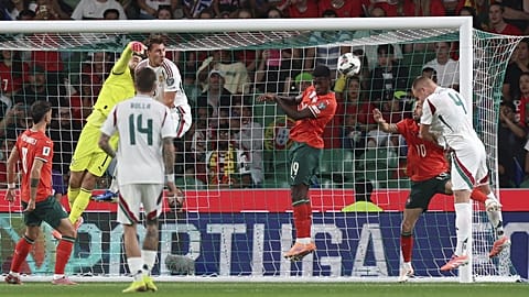Szalai Attila (4) befejeli az első magyar gólt a Portugália - Magyarország (2-2) labdarúgó világbajnoki selejtező mérkőzésen 2025. október 14-én