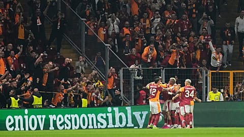 UEFA Şampiyonlar Ligi'nde oynanan Galatasaray - Bodo/Glimt maçında Sarı-Kırmızılı ekibin oyuncuları ilk golü kutlarken, 22 Ekim 2025