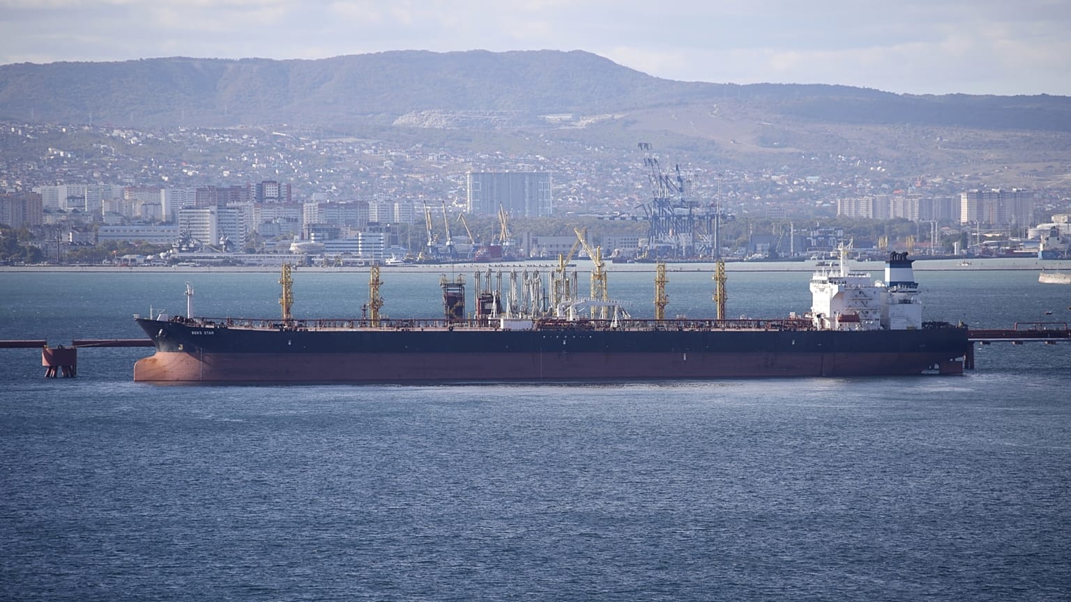 Orosz olajtanker Novorosszijszk kikötőjében