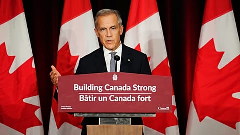 Mark Carney wygłasza przemówienie na żywo na temat kanadyjskiego planu budowy silniejszej gospodarki przed budżetem na 2025 r. na Uniwersytecie Ottawskim w Ottawie w środę 22 października 2025 r.