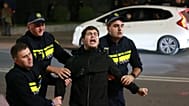 Un manifestante viene allontanato a Tbilisi il 22 ottobre