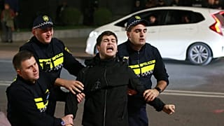 Ένας διαδηλωτής απομακρύνεται στην Τιφλίδα στις 22 Οκτωβρίου