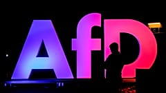 DATEI – Ein Mann steht vor dem Logo am Parteizentrum der AfD in Berlin am 23. Februar 2025, nach der Bundestagswahl