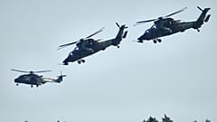 Archiv: Ein NH90 Caiman und Airbus Tiger Mehrzweck-Kampfhubschrauber der französischen Armee fliegen bei einem multinationalen Manöver nahe Suurekivi, 30. September 2025