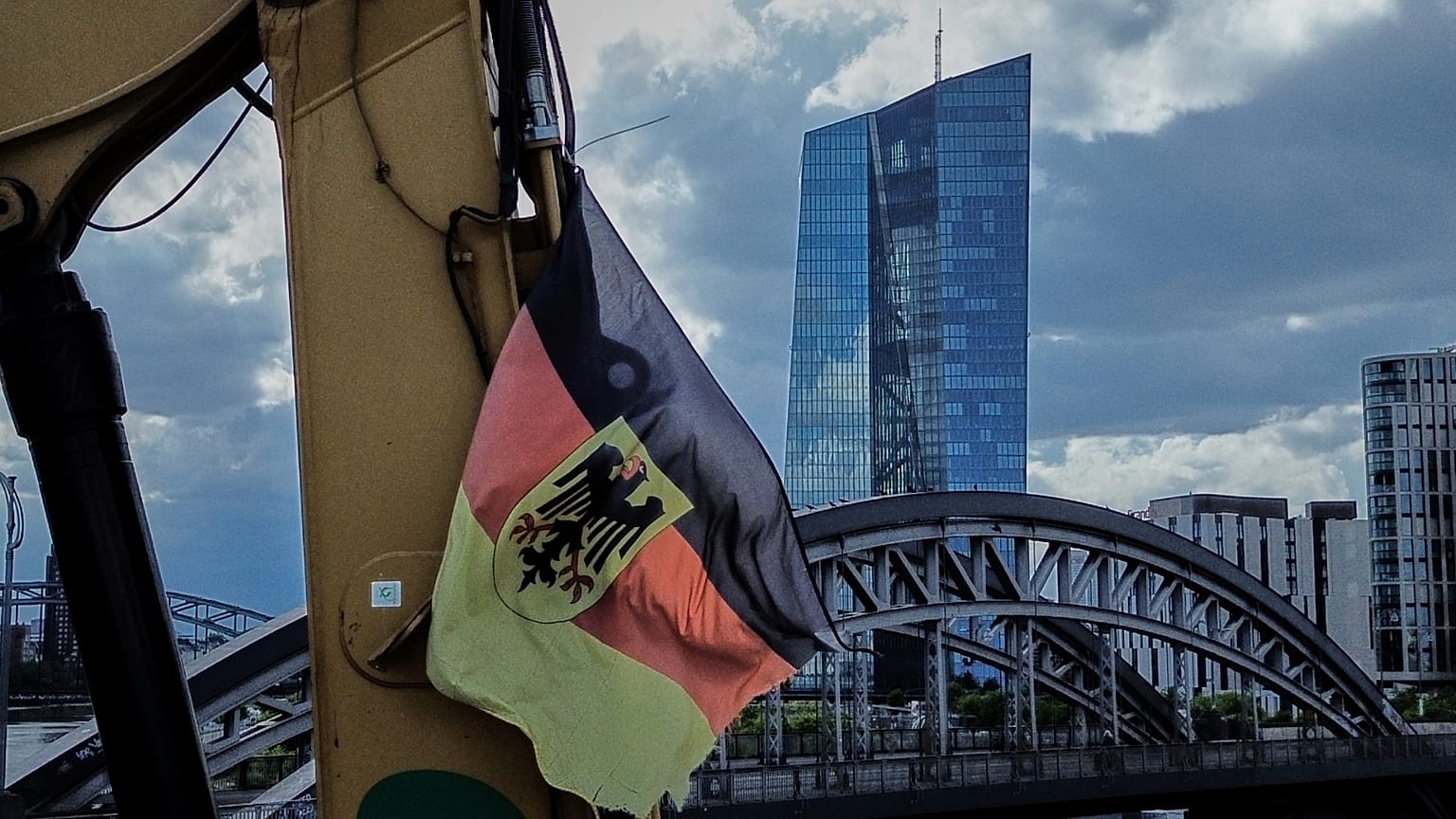 Eine deutsche Flagge ist an einem Baumaschine in Frankfurt, Deutschland, am Montag, 21. Juli 2025, befestigt.