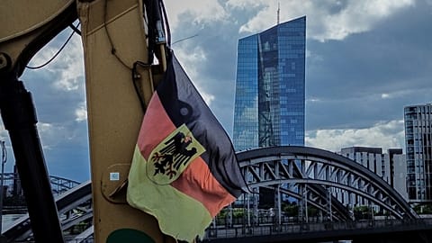 Μια γερμανική σημαία είναι προσαρτημένη σε ένα μηχάνημα κατασκευής στη Φρανκφούρτη, Γερμανία, Δευτέρα, 21 Ιουλίου 2025.