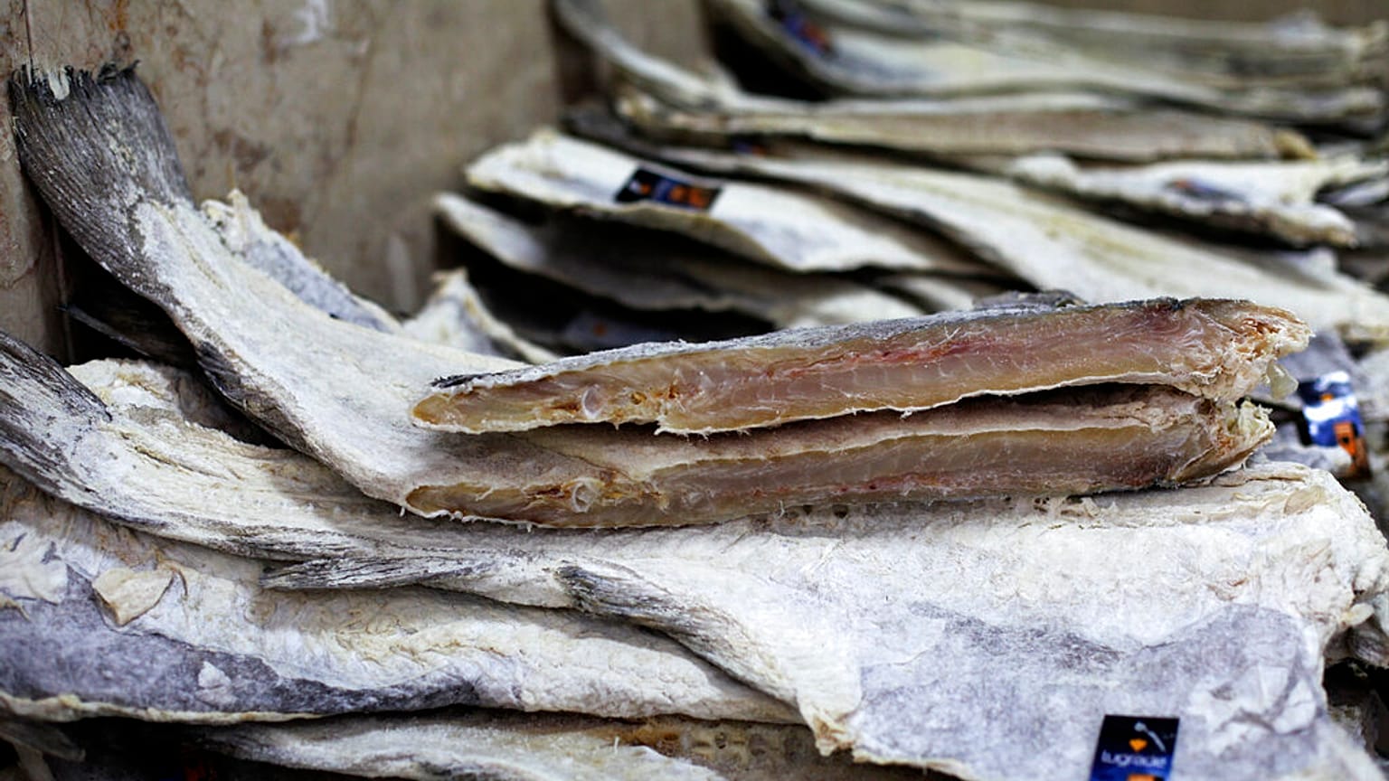 Pedaços de bacalhau seco empilhados são vistos em uma loja de alimentos no centro de Lisboa, quinta-feira, 30 de maio de 2013.