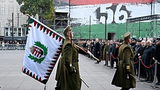 Ünnepélyes zászlófelvonás a Kossuth téren