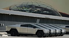 Yeni Tesla Cybertrucks, SpaceX'in Starbase, Teksas'taki Starship tesisinde görülüyor. 13 Ekim 2025.