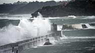 Image d'archives : Les vagues de l'Atlantique se brisent contre la digue de Ciboure, près de Saint-Jean-de-Luz, dans le sud-ouest de la France, le mardi 10 février 2009
