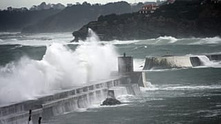 Image d'archives : Les vagues de l'Atlantique se brisent contre la digue de Ciboure, près de Saint-Jean-de-Luz, dans le sud-ouest de la France, le mardi 10 février 2009