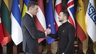 Volodímir Zelenski, a la derecha, junto al presidente del Gobierno de España, Pedro Sánchez, en Kiev, Ucrania, el lunes 24 de febrero de 2025. 