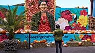 Una escultura de calabaza que representa a la artista mexicana Frida Kahlo