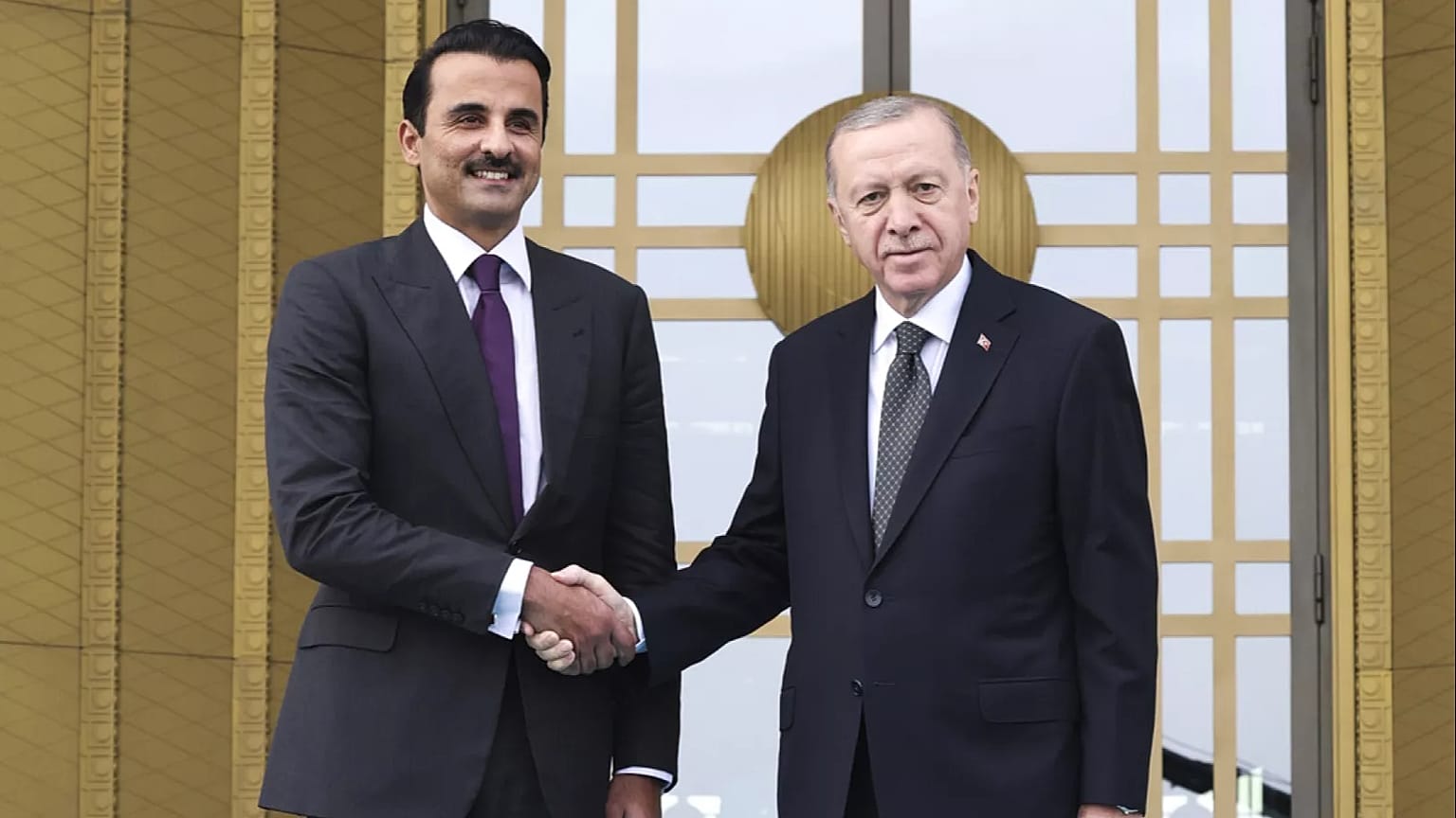 الرئيس التركي رجب طيب أردوغان يصافح أمير قطر تميم بن حمد آل ثاني، في القصر الرئاسي بأنقرة، يوم الخميس 14 نوفمبر 2024.
