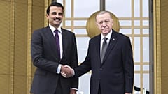 الرئيس التركي رجب طيب أردوغان يصافح أمير قطر تميم بن حمد آل ثاني، في القصر الرئاسي بأنقرة، يوم الخميس 14 نوفمبر 2024.