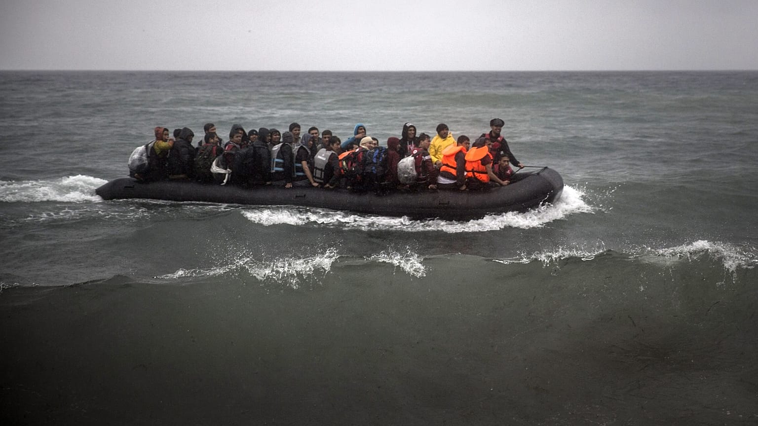 لاجئون ومهاجرون على زورق صغير (أ ف ب/سانتي بالاسيوس)