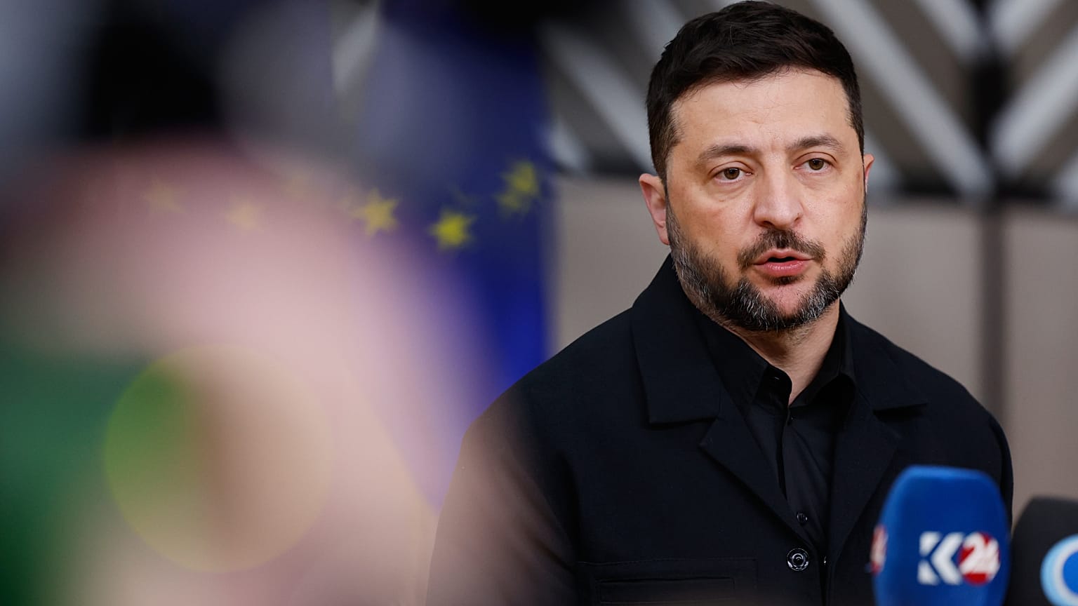 Der ukrainische Präsident Wolodymyr Selenskyj bei seiner Ankunft zum EU-Gipfeltreffen in Brüssel, 23. Oktober 2025 (AP Photo/Geert Vanden Wijngaert)