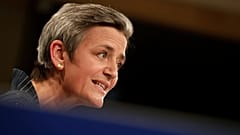 Die ehemalige EU-Kommissarin Margrethe Vestager spricht zu Reportern