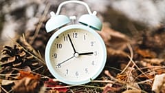 Wie sich die Zeitumstellung im Oktober auf Schlaf, Stimmung und die innere Uhr auswirkt