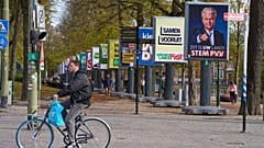 Wahlplakate von 26 der 27 politischen Parteien, die an den Parlamentswahlen am 29. Oktober teilnehmen, sind in Den Haag, Niederlande, am 22. Oktober 2025 aufgereiht.