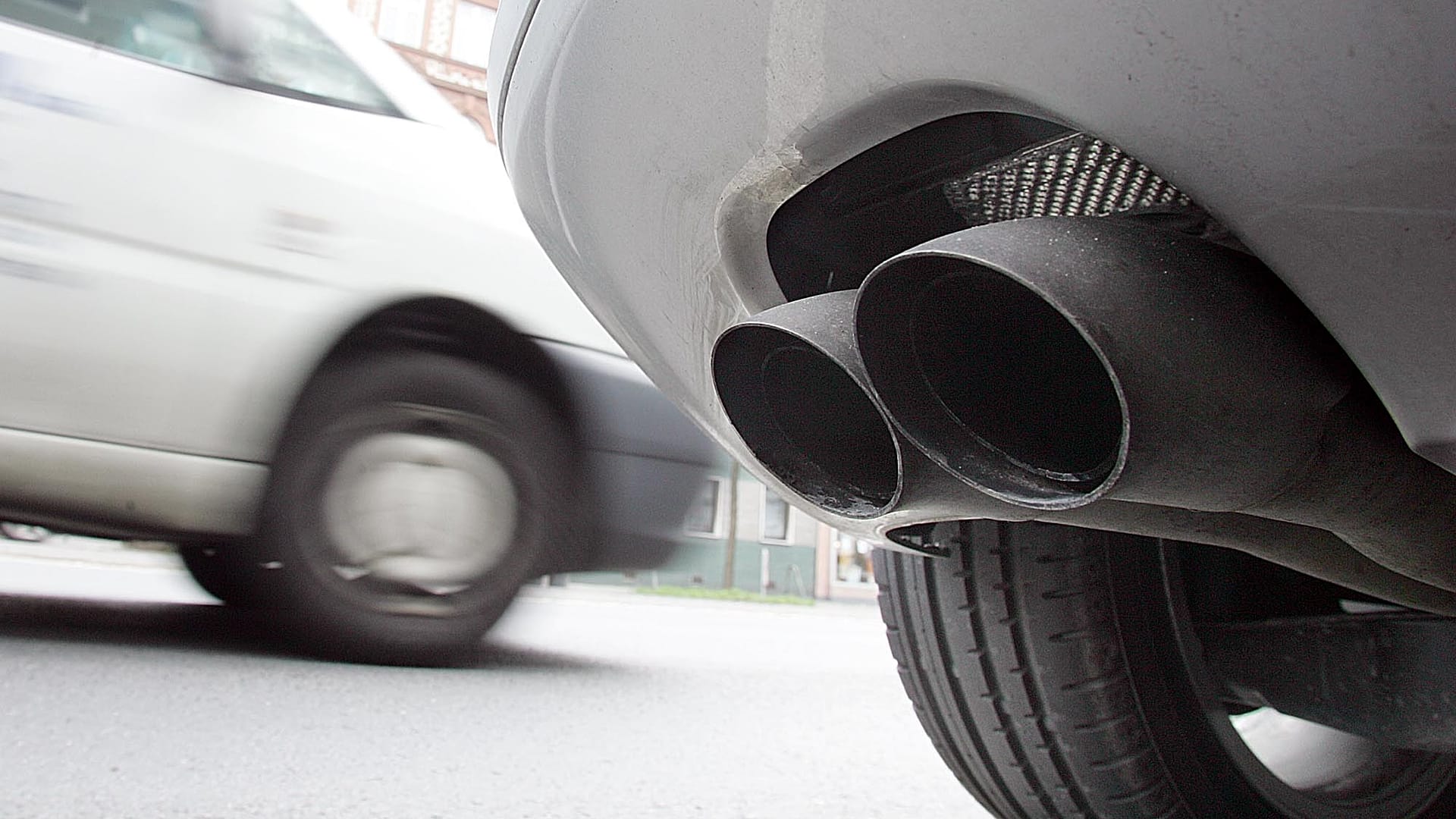 DOSSIER : Un pot d'échappement est visible dans la Corneliusstrasse à Duesseldorf, le 29 mars 2005.