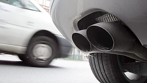 ARCHIVO: El tubo de escape de un coche en la calle Corneliusstrasse de Düsseldorf, 29 de marzo de 2005.
