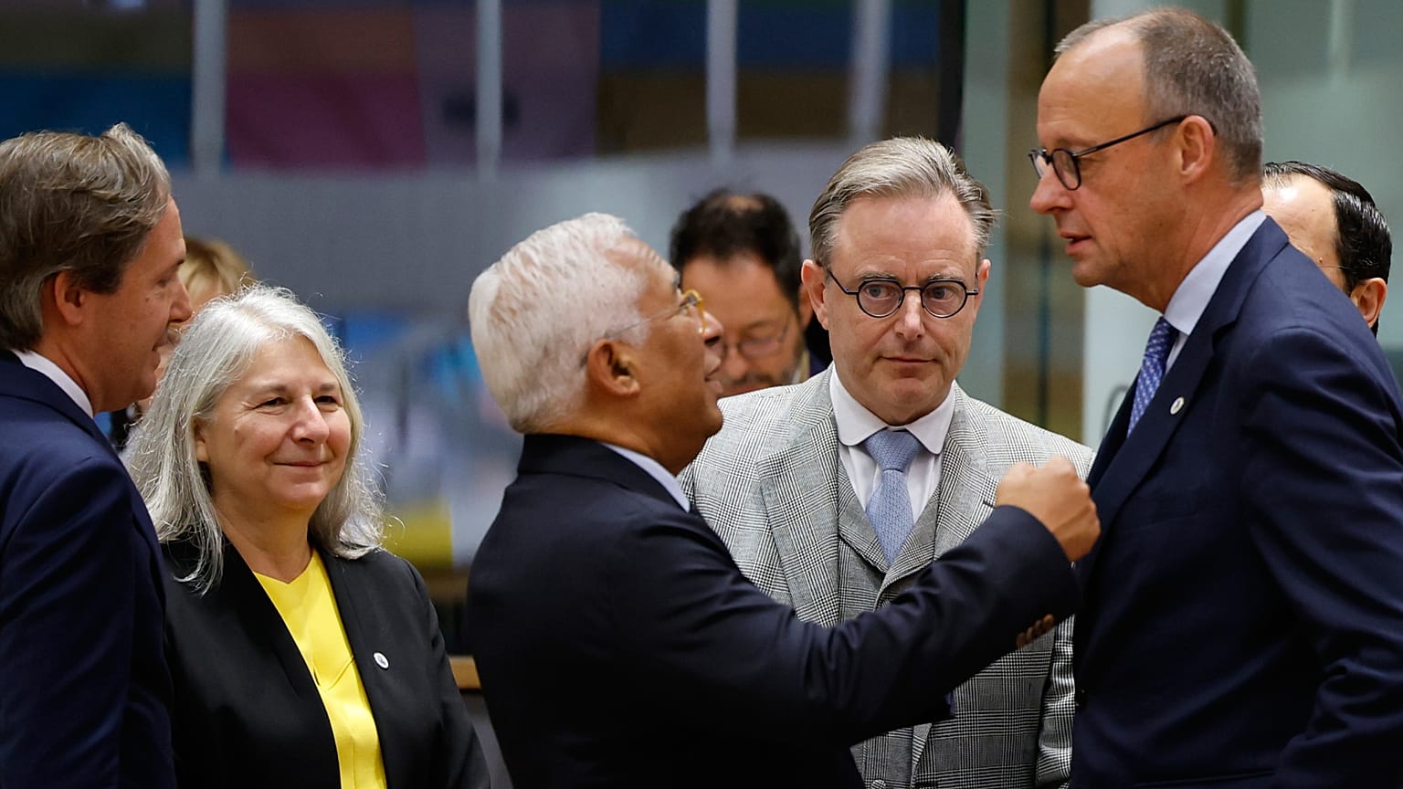 Der Präsident des Europäischen Rates, António Costa, spricht mit dem deutschen Bundeskanzler Friedrich Merz beim Gipfel in Brüssel, 23.10.2025