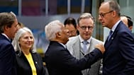 António Costa, presidente del Consejo Europeo, conversa con el canciller alemán, Friedrich Merz.