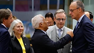 Der Präsident des Europäischen Rates, António Costa, spricht mit dem deutschen Bundeskanzler Friedrich Merz beim Gipfel in Brüssel, 23.10.2025