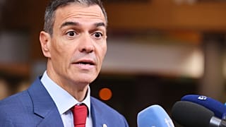 El presidente del Gobierno de España, Pedro Sánchez, habla con los medios a su llegada a una cumbre de la Unión Europea en el edificio del Consejo Europeo, en Bruselas.