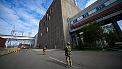 Российские военнослужащие охраняют территорию Запорожской атомной электростанции в Энергодаре, 1 мая 2022 года