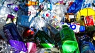 Um contentor de reciclagem perto da praia de Bournemouth, em Inglaterra.